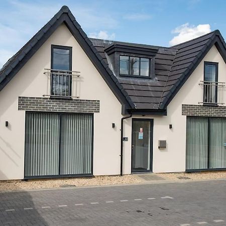 Orchid Lodge - Two Bed Generous Flat - Parking, Netflix, Wifi - Close To Blenheim Palace & Oxford - F4 Kidlington Exterior foto