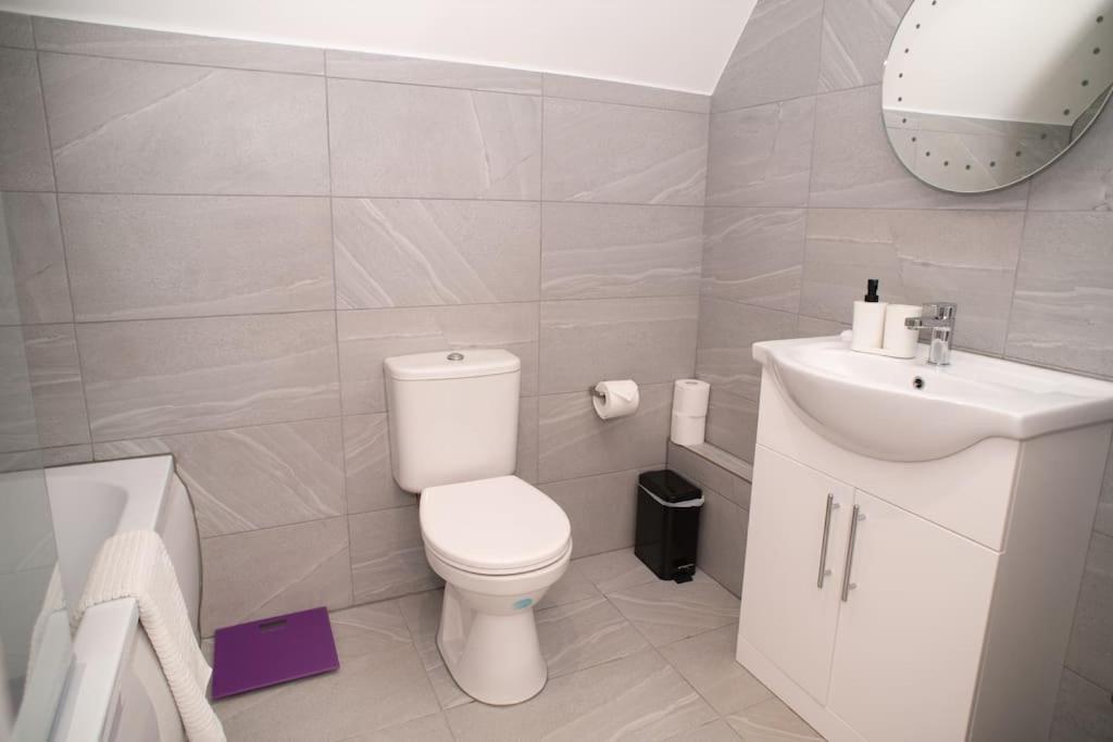 Orchid Lodge - Two Bed Generous Flat - Parking, Netflix, Wifi - Close To Blenheim Palace & Oxford - F4 Kidlington Exterior foto