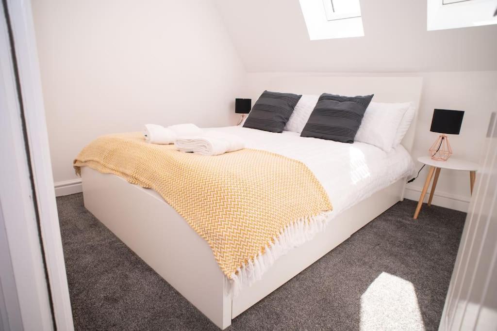 Orchid Lodge - Two Bed Generous Flat - Parking, Netflix, Wifi - Close To Blenheim Palace & Oxford - F4 Kidlington Exterior foto