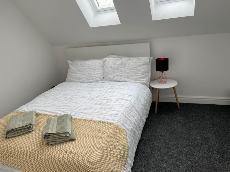 Orchid Lodge - Two Bed Generous Flat - Parking, Netflix, Wifi - Close To Blenheim Palace & Oxford - F4 Kidlington Exterior foto