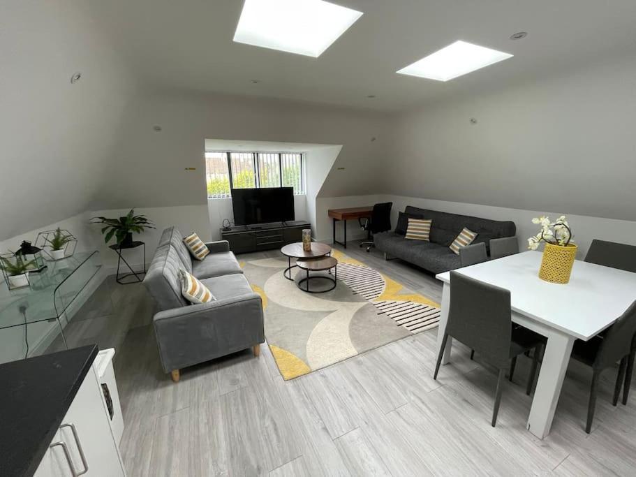 Orchid Lodge - Two Bed Generous Flat - Parking, Netflix, Wifi - Close To Blenheim Palace & Oxford - F4 Kidlington Exterior foto