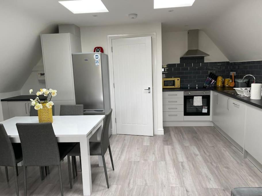 Orchid Lodge - Two Bed Generous Flat - Parking, Netflix, Wifi - Close To Blenheim Palace & Oxford - F4 Kidlington Exterior foto