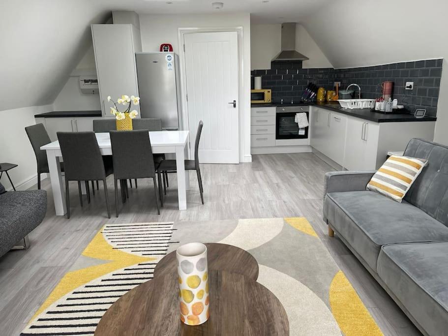 Orchid Lodge - Two Bed Generous Flat - Parking, Netflix, Wifi - Close To Blenheim Palace & Oxford - F4 Kidlington Exterior foto
