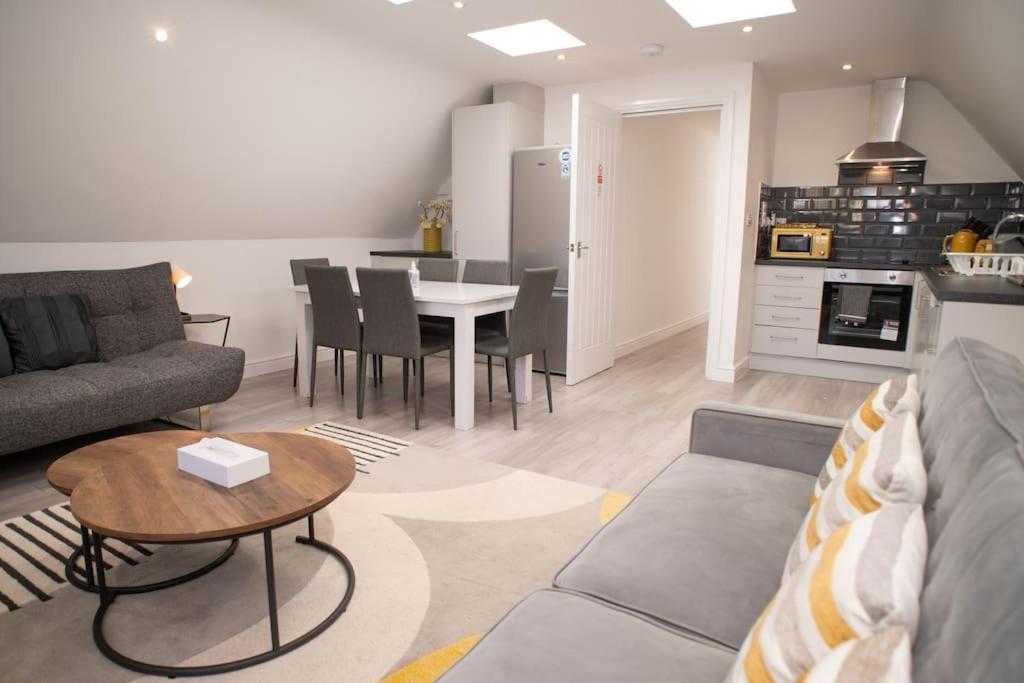 Orchid Lodge - Two Bed Generous Flat - Parking, Netflix, Wifi - Close To Blenheim Palace & Oxford - F4 Kidlington Exterior foto