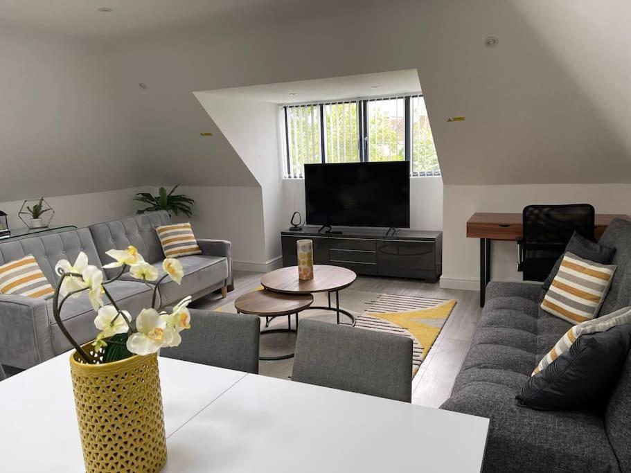 Orchid Lodge - Two Bed Generous Flat - Parking, Netflix, Wifi - Close To Blenheim Palace & Oxford - F4 Kidlington Exterior foto