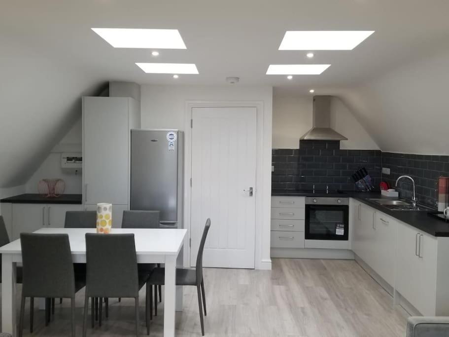 Orchid Lodge - Two Bed Generous Flat - Parking, Netflix, Wifi - Close To Blenheim Palace & Oxford - F4 Kidlington Exterior foto