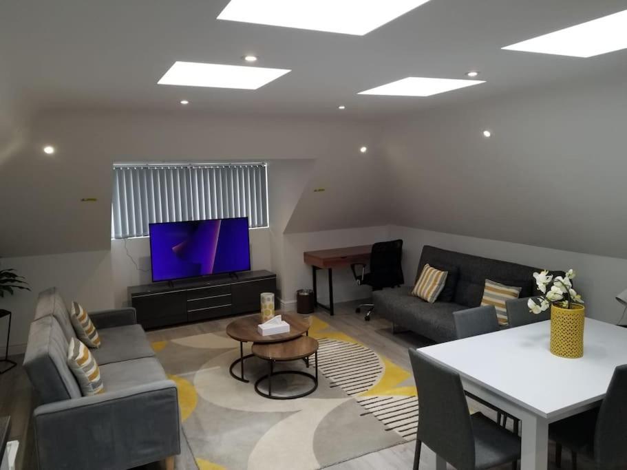 Orchid Lodge - Two Bed Generous Flat - Parking, Netflix, Wifi - Close To Blenheim Palace & Oxford - F4 Kidlington Exterior foto