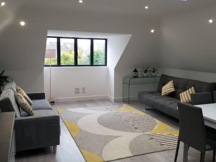 Orchid Lodge - Two Bed Generous Flat - Parking, Netflix, Wifi - Close To Blenheim Palace & Oxford - F4 Kidlington Exterior foto